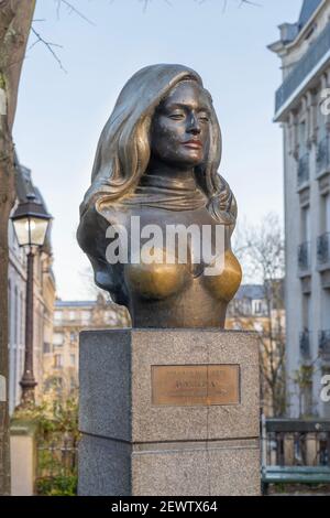 Paris, Frankreich - 02 26 2021: Montmartre. Büste zu Ehren der Sängerin Dalida Stockfoto