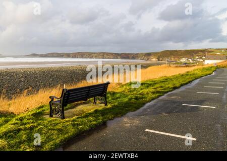 Strand mit Kiesbank in Newgale, Pembrokeshire, Wales, Vereinigtes Königreich. Querformat Stockfoto