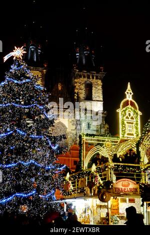 Weihnachten Prag bei Nacht. Glühender Weihnachtsbaum und schöne Dekoration vor der Kirche unserer Lieben Frau vor Týn auf dem Altstädter Ring Stockfoto