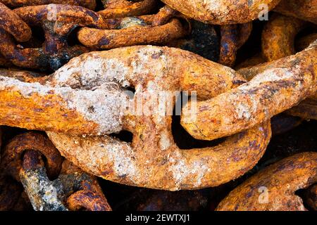 Alte verrostete Fischerketten eines Handelsschleppers an einem Pier in West Cork, Irland. Stockfoto