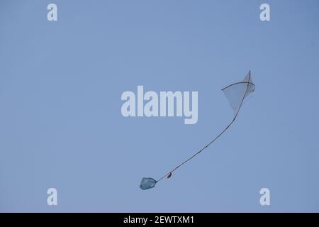 Drachen fliegen gegen einen blauen Himmel. Asiatische Kindheit Spiel Luft Schwanz Pakistan Hintergrund Stockfoto