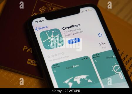 Impfungen, Krankheits-Immunitätspass, Gesundheits- und Überwachungskonzepte. Smartphone mit gültigem digitalen Impfpass für COVID-19 Stockfoto