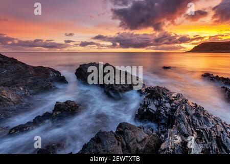 Sonnenaufgang am Culdaff Strand auf der Halbinsel Inishowen, County Donegal, Irland, auf dem Wild Atlantic Way Stockfoto
