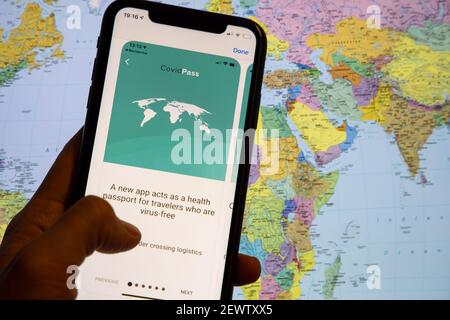 Impfungen, Krankheits-Immunitätspass, Gesundheits- und Überwachungskonzepte. Smartphone mit gültigem digitalen Impfpass für COVID-19 Stockfoto