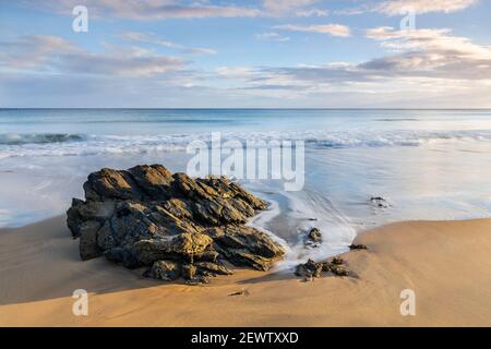 Sonnenaufgang am Culdaff Strand auf der Halbinsel Inishowen, County Donegal, Irland, auf dem Wild Atlantic Way Stockfoto