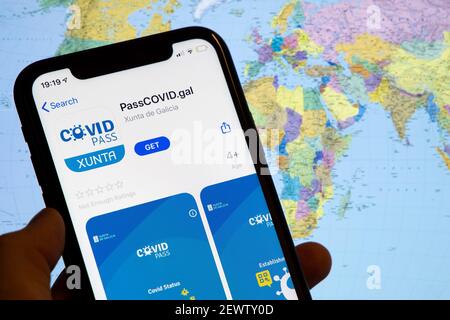 Impfungen, Krankheits-Immunitätspass, Gesundheits- und Überwachungskonzepte. Smartphone mit gültigem digitalen Impfpass für COVID-19 Stockfoto