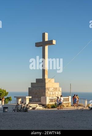 Dubrovnik, Kroatien - Aug 21, 2020: Touristen auf dem Gipfel des Berges SRD mit weißem Kreuz in Sonnenuntergang Stockfoto