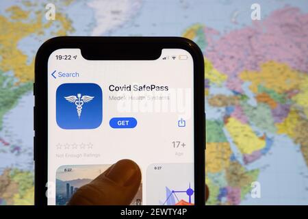 Impfungen, Krankheits-Immunitätspass, Gesundheits- und Überwachungskonzepte. Smartphone mit gültigem digitalen Impfpass für COVID-19 Stockfoto