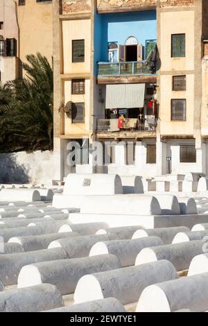 Weiße Gräber auf dem Jüdischen Friedhof im Jüdischen Viertel (Mellah) von Fes el-Jdid, Marokko Stockfoto