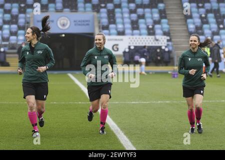 Manchester, Großbritannien. März 2021, 03rd. Schiedsrichterinnen beim UEFA Women's Champions League-Spiel 16 zwischen Manchester City und Fiorentina im Academy Stadium, Manchester, Großbritannien. Kredit: SPP Sport Presse Foto. /Alamy Live Nachrichten Stockfoto