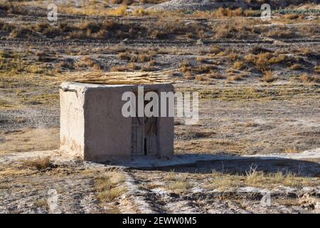 Altes Haus zwischen Gras Land im Freien. Dorf Haus Landschaft Natur Hintergrund. Gebäude Ansicht Bauernhof Baum Sommersaison Quetta balochistan pakistan Stockfoto