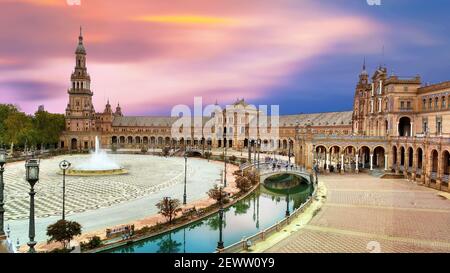 Panoramablick auf die Plaza de España die Plaza de España ist ein platz im Parque de María Luisa, historisches Wahrzeichen in Sevilla Sonnenuntergang, Spanien Stockfoto