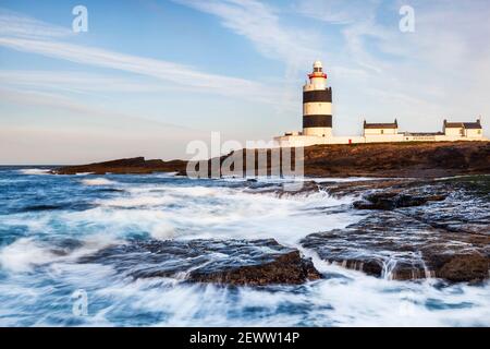 Hook Head Leuchtturm in der Grafschaft Wexford, Irland. Hook Head liegt an der Mündung der drei Schwestern Flüsse, der Suir, der Nore und der Barrow. Stockfoto