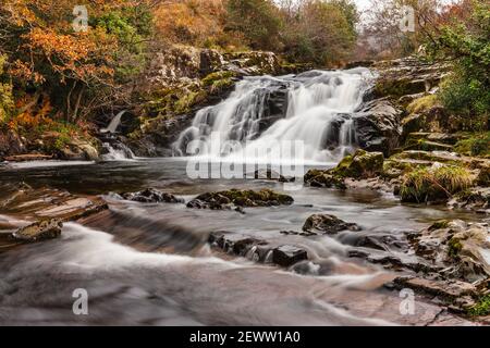 Wasserfall auf dem Owngar Fluss in der Nähe des Dorfes Kealkill, in der Nähe von Bantry in West Cork, Irland. Die Wasserfälle befinden sich auf dem Weg zum Cousane Gap. Stockfoto