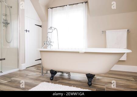 Badewanne, Clawfoot oder Clawfoot Badewanne in einem modernen Luxus-Badezimmer Interieur, Großbritannien. Badezeit. Stockfoto