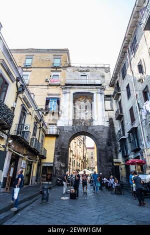 Neapel, Italien - 9. September 2019: Straße von alten Gebäuden mit Menschen in der Altstadt von Neapel, Italien Stockfoto