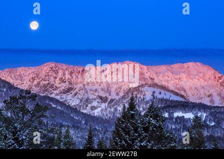 Vollmonduntersetzung über den bridger Bergen im Winter bei bozeman, montana Stockfoto