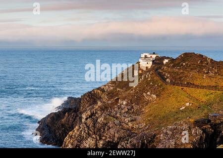 Der Leuchtturm von Mizen Head am Mizen Head von West Cork. Der Mizen Lighthouse ist eine Irish Lights Signal Station und liegt auf dem Wild Atlantic Way. Stockfoto