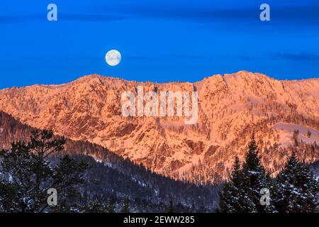 Vollmonduntersetzung über den bridger Bergen im Winter bei bozeman, montana Stockfoto