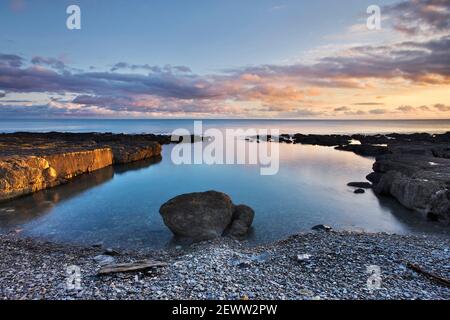 Simon's Cove, an der Westküste von Cork und dem Wild Atlantic Way. Die Bucht liegt in der Nähe der belebten Stadt Clonakilty und ist ein beliebter Badeort. Stockfoto