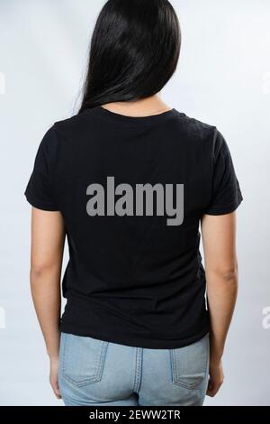 Junge Frau schwarzes T-Shirt Mockup, Rückansicht - hispanische T-Shirt Vorlage Stockfoto