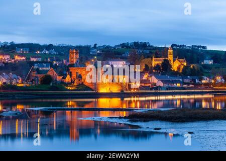 Das Dorf Timoleague in West Cork, Irland, wenn es Abend wird. Mit den Ruinen des Franziskanerklosters, das 1240 n. Chr. gegründet wurde Stockfoto