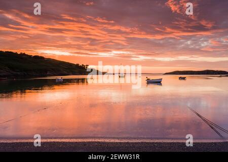 Sunrice im Squince Hafen auf Myross Insel in der Nähe der Union Hall in West Cork, Irland Stockfoto