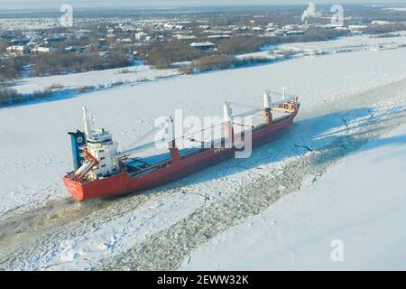 Archangelsk, Russland - 17. Februar 2021: Der Bulk-Carrier geht auf schwerem Eis. Stockfoto