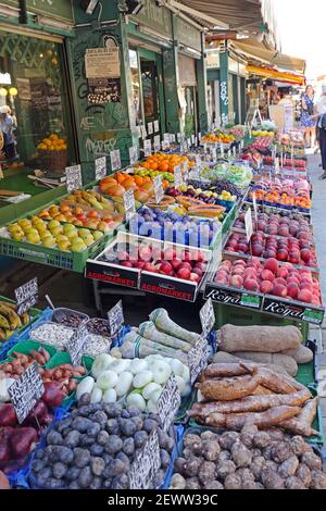 Wien, Österreich - 11. Juli 2015: Obst und Gemüse auf dem Naschmarkt Bauernmarkt in Wien, Österreich. Stockfoto