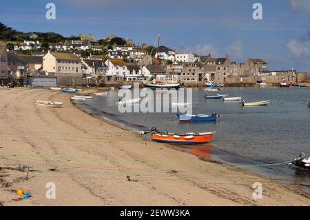 Der ruhige Strand und Hafen in Hugh Town auf der Insel St. Mary's, Isles of Scilly mit dem Atlantic Hotel über dem Wasser und dem steilen Bergklimbin Stockfoto