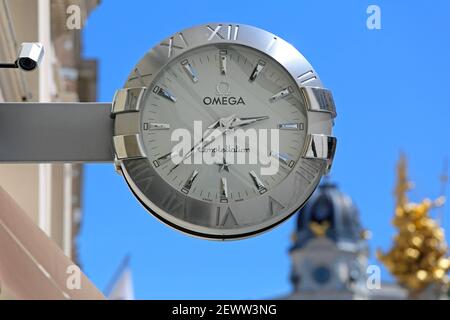 Wien, Österreich - 11. Juli 2015: Omega Constellation Silber Uhrenschild im Gebäude in Wien. Stockfoto