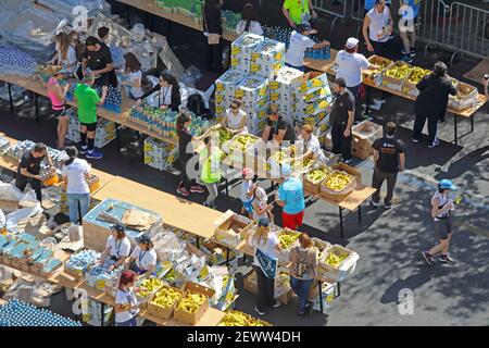 Athen, Griechenland - 03. Mai 2015: Marathon Läufer Erfrischungsstation Bananen und Getränke in Athen, Griechenland. Stockfoto