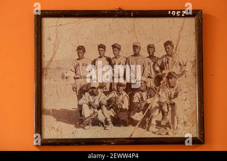 Schwarz-Weiß-Foto, Porträt des Besibol-Teams aus Atil, Mexiko in den 50er Jahren. Fotografie mit Rahmen, historische Fotografie. Pueblo Atil, Sonora, Mexiko. Krug, Teig, Fänger. Atil kleine Stadt im Nordwesten des mexikanischen Bundesstaates Sonora. Die benachbarten Gemeinden sind Tubutama, Trincheras, Oquitoa und Altar. Es wurde 1751 Jesuiten-Missionar Jacobo Sedelmayer gegründet. Die ersten Einwohner waren die Pima Alto oder Nebome Indianer. Atil bedeutet 'Pfeilspitze', in der Pima-Sprache. Historischer Tempel von Santa Teresa gebaut von Pater Eusebio Francisco Kino. (Foto von Luis Gutierrez / Norte P Stockfoto