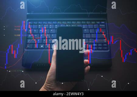 Anleger, die Aktienmarktanlagen mit dem Smartphone analysieren. Online-Handel auf dem Smartphone. Mobility, Business Und Finance Konzept Stockfoto