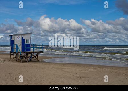 Rettungsturm an den Ufern des Meeres. Stockfoto