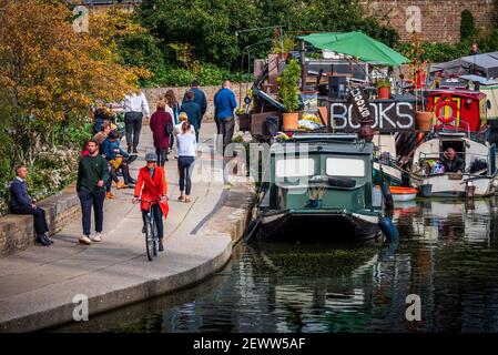 London BookBarge Regents Canal. Die schwimmende Buchhandlung „Word on the Water“ am Londoner Regents Canal Towpath in der Nähe der Kings Cross Station. Stockfoto