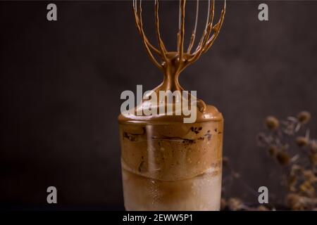 Dalgona Kaffee. Schlagsahngetränk mit Instant-Kaffee beliebt in Korea cremigen Cocktail in hohen Gläsern. Dunkle launische Food-Fotografie Stockfoto