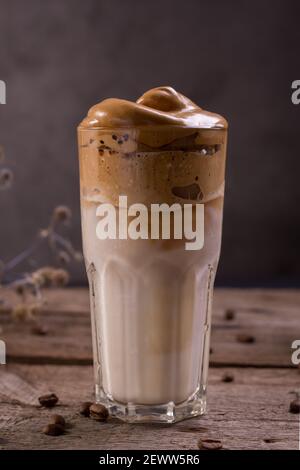 Dalgona Kaffee. Schlagsahngetränk mit Instant-Kaffee beliebt in Korea cremigen Cocktail in hohen Gläsern. Dunkle launische Food-Fotografie Stockfoto