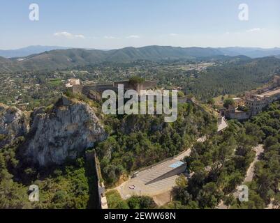 Luftaufnahme über schöne Aussicht auf die mittelalterliche Xativa Burg auf felsigen Berggipfel, umgeben von Landschaft. Spanische berühmte Dorf Landschaft. So Stockfoto