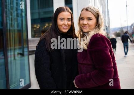 Porträt Von Zwei Lächelnden Schönen Weiblichen Freunden In Der Stadt Stockfoto