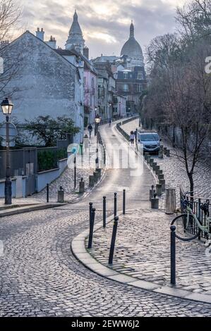 Paris, Frankreich - 02 26 2021: Blick auf Montmartre von der Rue de l'Abreuvoir Stockfoto