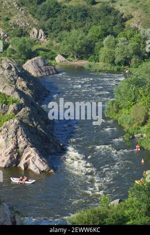 Biegung des südlichen Bug Fluss genannt Integral. Berühmter Ort für Rafting in der Ukraine. Eine steile Kurve in einem schnellen Fluss. Felsenküste. Stockfoto