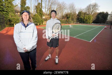 Sandra golding und Sohn Oliver auf dem Tennisplatz hinter ihrem Garten in Twickenham. 21/3/09. BILD DAVID ASHDOWN Stockfoto