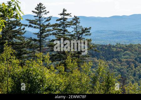 Vom Winslow State Park aus ist diese Bergkette an der RT 89 Northwest von NH's Hauptstadt Concord entfernt. Kearsarge ist ein monadnock. Stockfoto