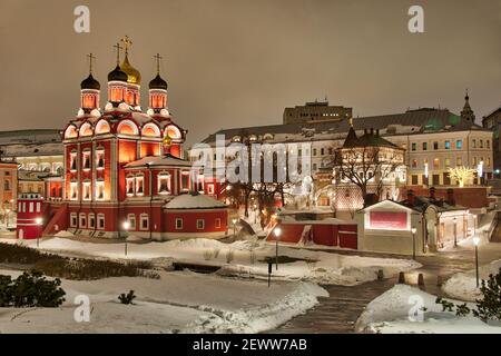 = Znamenski Kathedrale und Romanow-Anwesen in der Winternacht = Blick vom Sommer-Amphitheater auf den neuen Park Zaryadye Auf der kürzlich renovierten Ancie Stockfoto