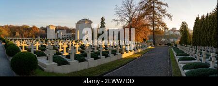 Sonnenuntergang auf dem historischen Friedhof der Verteidiger von L'viv in Ukraine Stockfoto