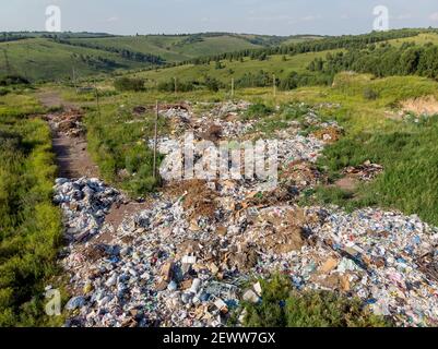 Bodenkontamination mit Plastikflaschen und -Beuteln. Offene Lagerung von Feststoffabfällen. Luftaufnahme von oben. Stockfoto