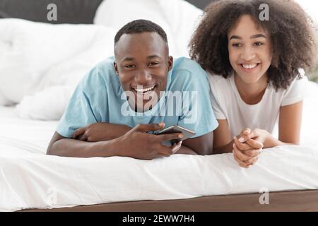 Fröhliches romantisches Paar sorgloser junger Mann und Frau genießen Wochenende am Morgen lachen, Bonding, Spaß zu Hause Stockfoto