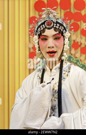 Peking, China. 3rd. Juni 2017. Peking Oper spielt in Donghuamen Nachtmarkt in Peking, China. Stockfoto