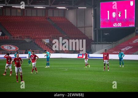 Bristol, Großbritannien. März 2021, 03rd. Die Stadtspieler von Bristol sehen niedergeschlagen aus, als sie nach Bournemouth's erstem Tor auf den Neustart warten. EFL Skybet Championship match, Bristol City gegen AFC Bournemouth im Ashton Gate Stadium in Bristol, Avon am Mittwoch, 3rd. März 2021. Dieses Bild darf nur für redaktionelle Zwecke verwendet werden. Nur redaktionelle Verwendung, Lizenz für kommerzielle Nutzung erforderlich. Keine Verwendung in Wetten, Spiele oder ein einzelner Club / Liga / Spieler Publikationen. PIC von Lewis Mitchell / Andrew Orchard Sport Fotografie / Alamy Live News Kredit: Andrew Orchard Sport Fotografie / Alamy Live News Stockfoto